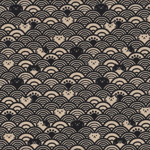 Könnte beinhalten: Schwarz-weißes Stoffmuster mit sich wiederholenden Katzen und Wellen. Die Katzen sind stilisiert und haben einfache Merkmale. Die Wellen sind in einem traditionellen japanischen Muster.