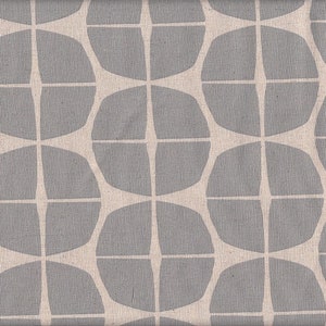 Può includere: Un tessuto a motivo geometrico grigio e bianco con un design ripetitivo di cerchi e quadrati sovrapposti.