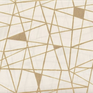 Könnte beinhalten: Cremefarbener Stoff mit einem geometrischen Muster aus goldenen Linien und Formen. Das Design zeigt sich kreuzende Linien und unregelmäßige viereckige Formen, die einen modernen, abstrakten Look erzeugen. Der Stoff scheint ein gewebtes Material zu sein.