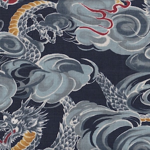 Könnte beinhalten: Ein marineblauer Stoff mit einem sich wiederholenden Muster aus weißen und grauen Drachen in Wolken. Die Drachen haben rote und goldene Akzente.