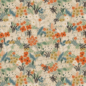 Puede incluir: Patrón floral repetido con flores naranjas, amarillas, blancas y azules sobre un fondo beige. Las flores se intercalan con hojas verdes y tallos marrones oscuros, creando un tema botánico natural.