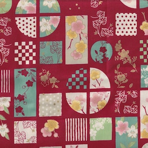 Peut inclure: Tissu rouge avec un motif répétitif de carrés, cercles et demi-cercles. Le motif comprend des motifs floraux, des pois, des rayures et des motifs à carreaux en blanc, rose, jaune et turquoise. L'ensemble évoque le design japonais.