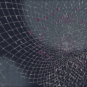 Könnte beinhalten: Abstrakte Kunst mit einem dunkelblauen Hintergrund und einem weißen und grauen gitterartigen Muster. Kleine magentafarbene Quadrate sind in das Design eingestreut und erzeugen einen dynamischen visuellen Effekt. Das Muster strahlt von einem zentralen Punkt aus.