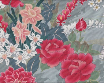 Puede incluir: Un estampado floral con grandes peonías rojas, narcisos rosas y flores blancas con centros amarillos. El diseño incluye hojas de color verde oscuro y se establece sobre un fondo azul claro con detalles dorados. El tema general es un estampado botánico.