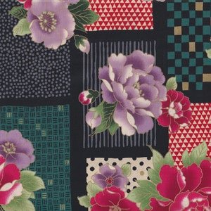 Peut inclure: Un motif de tissu avec de grandes pivoines stylisées roses et violettes, rehaussées de détails dorés. Le motif intègre des formes géométriques comme des carrés, des triangles et des pois sur un fond noir.