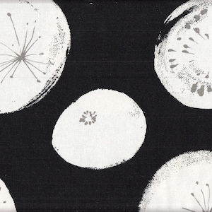 Pode incluir: Padrão abstrato em preto e branco com grandes formas circulares que se assemelham a frutas ou flores estilizadas. O design inclui contornos brancos em estilo pincelada e detalhes internos sobre um fundo preto sólido.