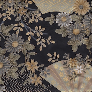 Könnte beinhalten: Schwarzer Stoff mit einem goldenen und silbernen Blumenmuster. Das Muster zeigt Chrysanthemen, Blätter und Fächer. Der Stoff hat einen dezenten Glanz.