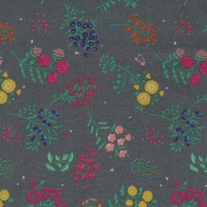 Könnte beinhalten: Ein grauer Stoff mit einem sich wiederholenden Blumenmuster. Das Design zeigt bunte Blumen in Rosa-, Gelb-, Orange- und Blautönen sowie grüne Blätter. Der Stoff hat ein strukturiertes Aussehen.