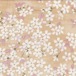 Könnte beinhalten: Ein beigefarbener Stoff mit einem weißen und rosafarbenen Blumenmuster. Die Blumen sind klein und zart, und das Muster wiederholt sich über den gesamten Stoff.