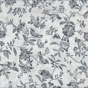 Peut inclure: Un tissu blanc avec un motif répétitif d'oiseaux noirs et de motifs floraux. Les oiseaux sont stylisés et ont de longues queues. Les fleurs sont complexes et ont une variété de formes.