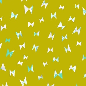 Könnte beinhalten: Senffarbener Hintergrund mit einem sich wiederholenden Muster aus abstrakten Schmetterlingsformen. Die Schmetterlinge sind weiß mit türkisfarbenen und grauen Akzenten, wodurch ein texturierter Effekt entsteht. Das Design ist über die Oberfläche verstreut.
