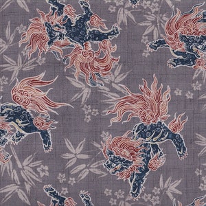Op de afbeelding: Een herhalend patroon op een grijze achtergrond met gestileerde, mythische wezens met rode en blauwe accenten. Het ontwerp bevat bamboebladeren en kleine witte bloemen, wat een textuurrijke, artistieke uitstraling creëert.