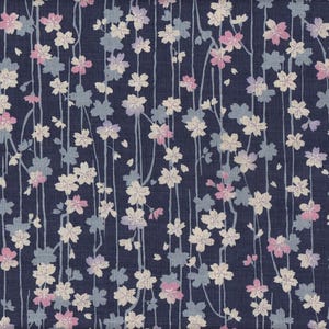 Könnte beinhalten: Marineblauer Stoff mit floralem Muster. Das Design zeigt weiße, rosa und hellblaue Blüten und Stiele. Die Blumen sind vertikal über dem Stoff angeordnet.