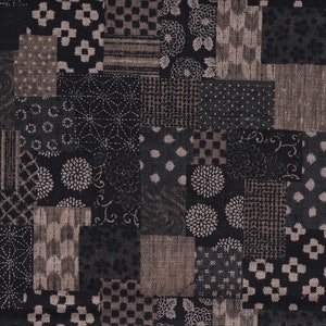 Könnte beinhalten: Ein schwarzer und brauner Stoff mit Patchwork-Muster. Der Stoff besteht aus verschiedenen Quadraten mit verschiedenen Mustern, darunter Blumen, geometrische Muster und Punkte.