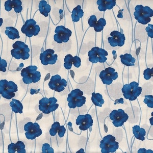 Peut inclure: Un motif de tissu avec un motif répétitif de fleurs de pavot bleu vif sur un fond crème. Les fleurs ont des pétales détaillés et sont reliées par de fines tiges bleu clair, créant un imprimé floral délicat.