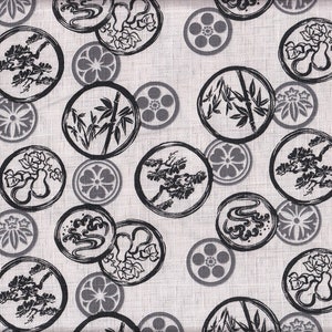 Puede incluir: Tela blanca con un patrón repetido de diseños circulares negros y grises. Los círculos contienen ilustraciones estilizadas de bambú, flores y otros elementos naturales. El diseño tiene una estética japonesa.