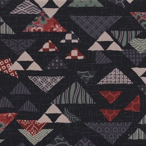 Könnte beinhalten: Ein dunkler Stoff mit einem sich wiederholenden Muster aus bunten Dreiecken. Die Dreiecke weisen verschiedene Designs auf, darunter Streifen, Blumenmuster und geometrische Formen in Rot, Grün, Grau und Weiß. Der Hintergrund ist dunkelgrau.