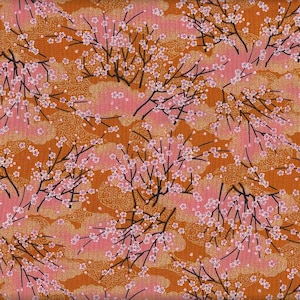 Könnte beinhalten: Ein brauner Stoff mit einem rosa und goldenen Blumenmuster. Das Muster zeigt zarte Zweige mit kleinen weißen Blüten und rosa Wolken.