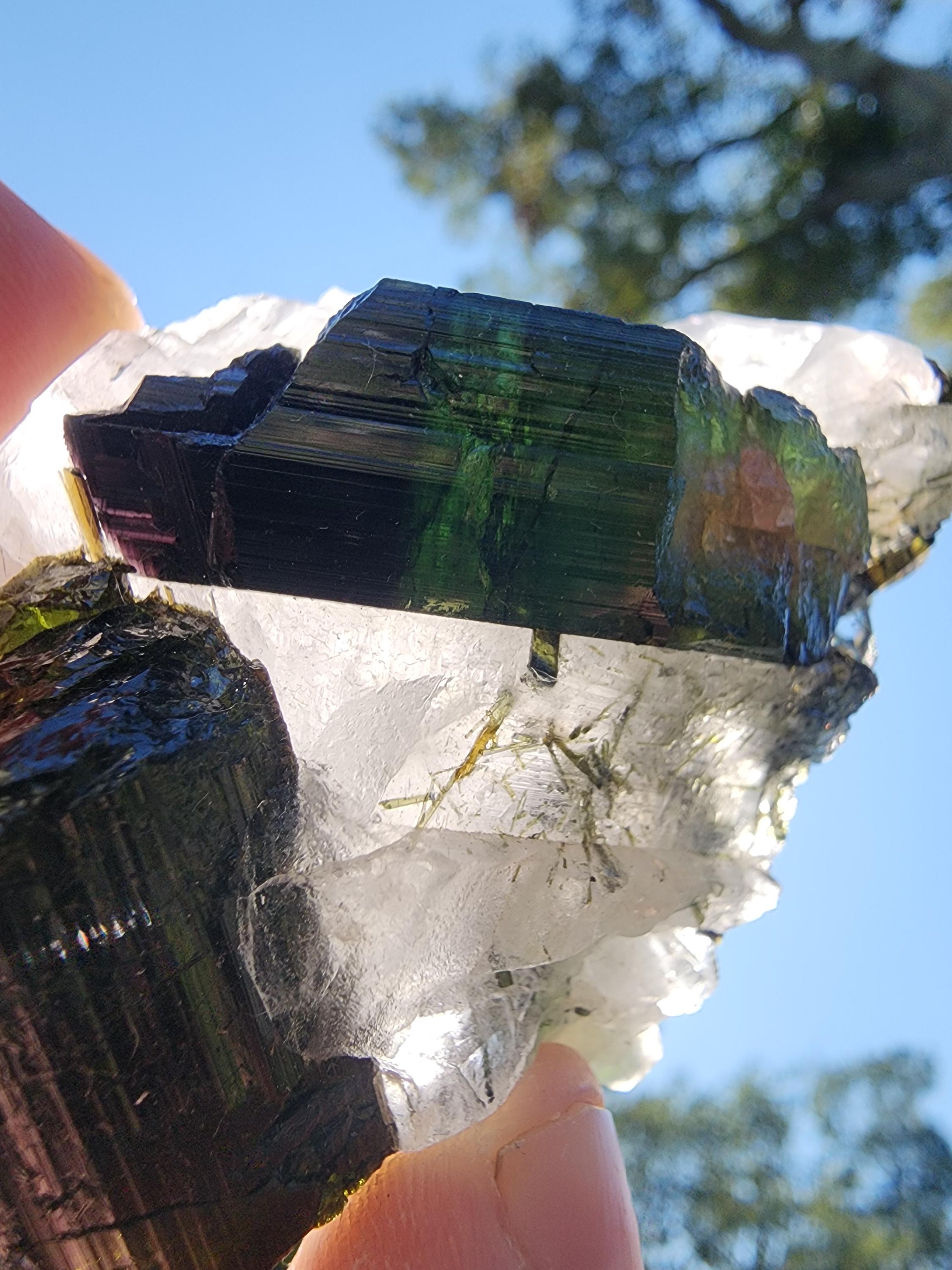 ブラジル、ミナスジェライス産のクォーツ入りウォーターメロン