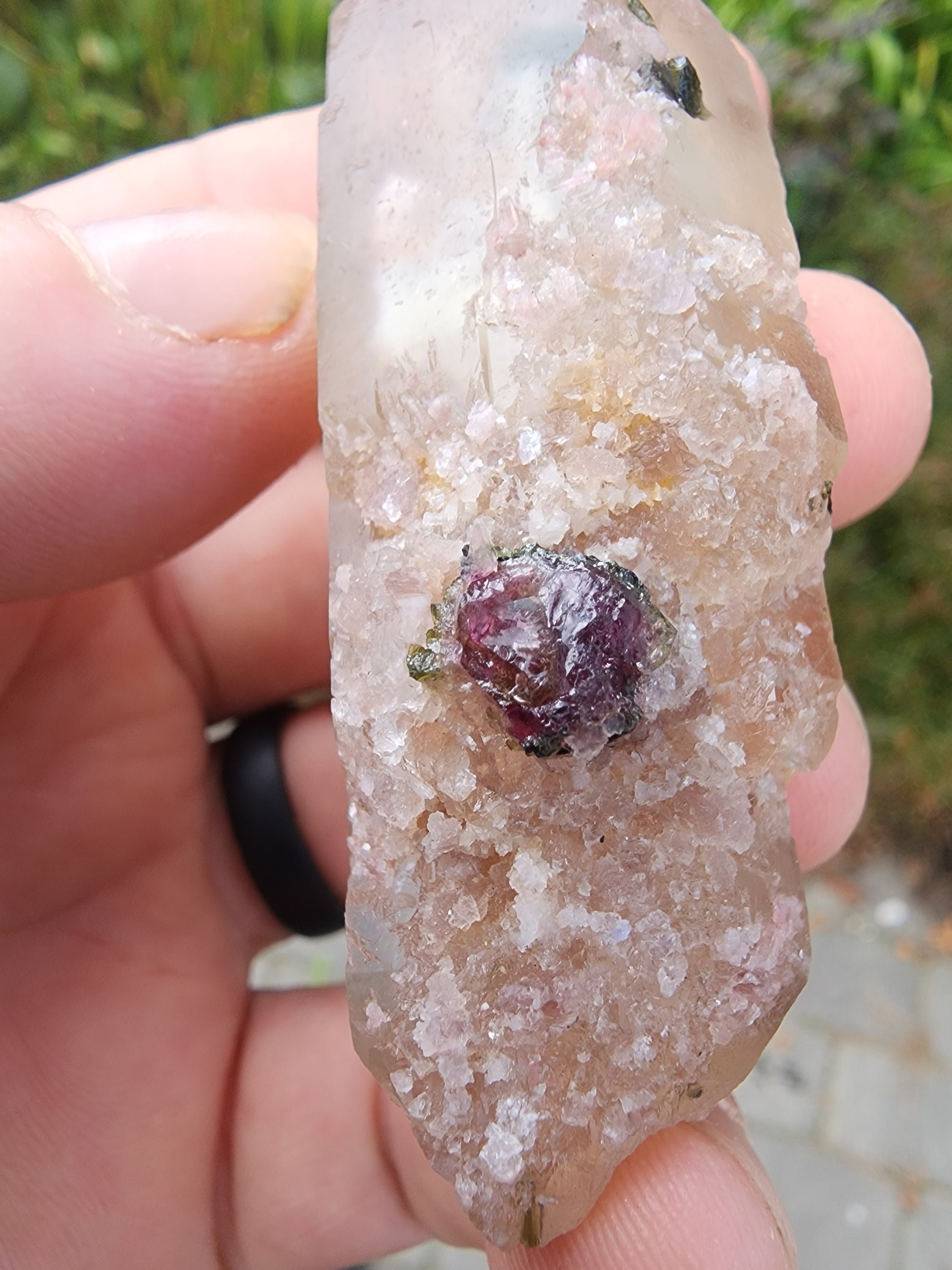 ブラジル、ミナスジェライス産のクォーツ入りウォーターメロン