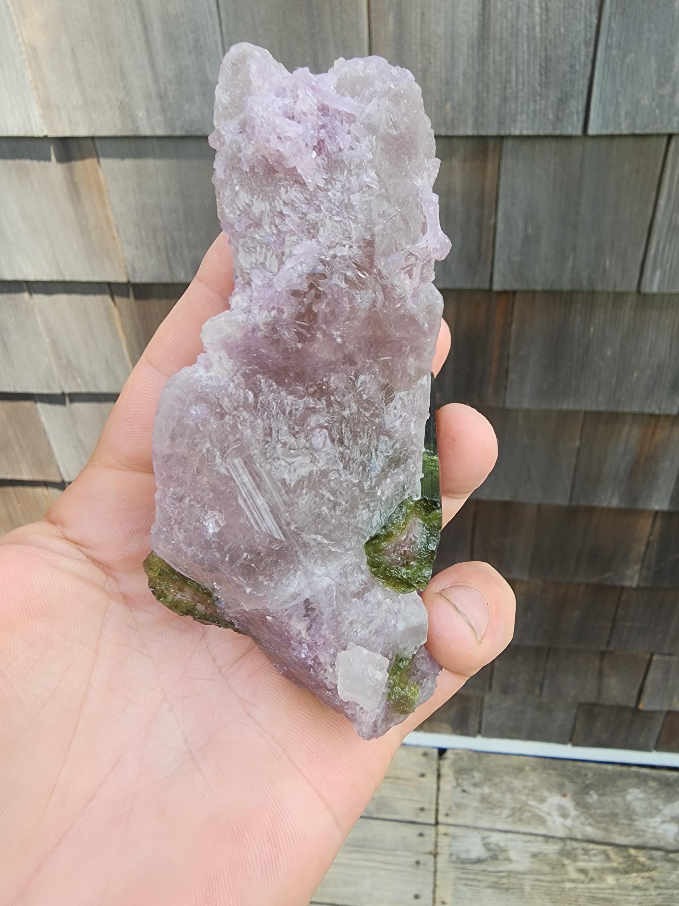 ブラジル、ミナスジェライス産のクォーツ入りウォーターメロン