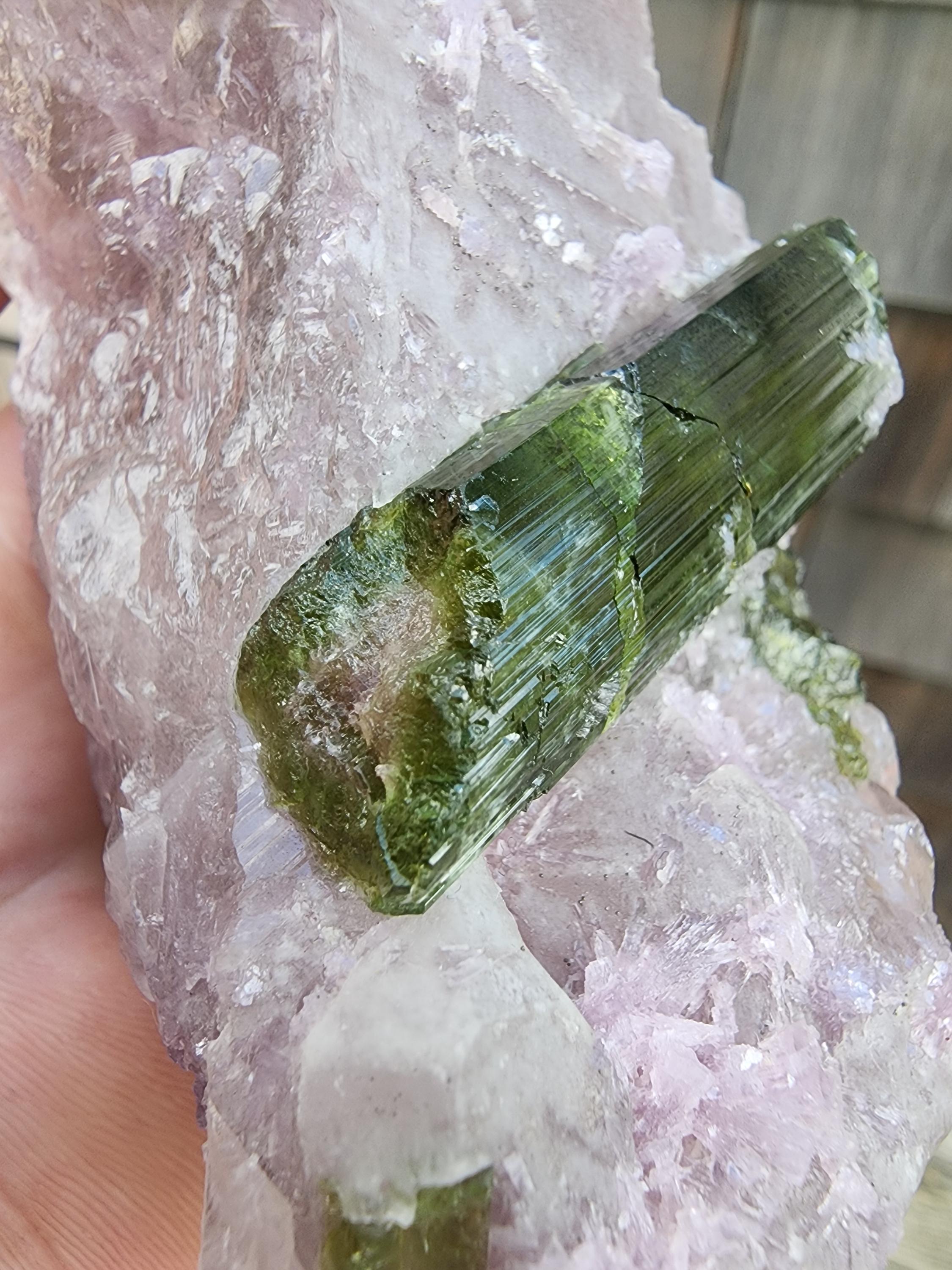 ブラジル、ミナスジェライス産のクォーツ入りウォーターメロン