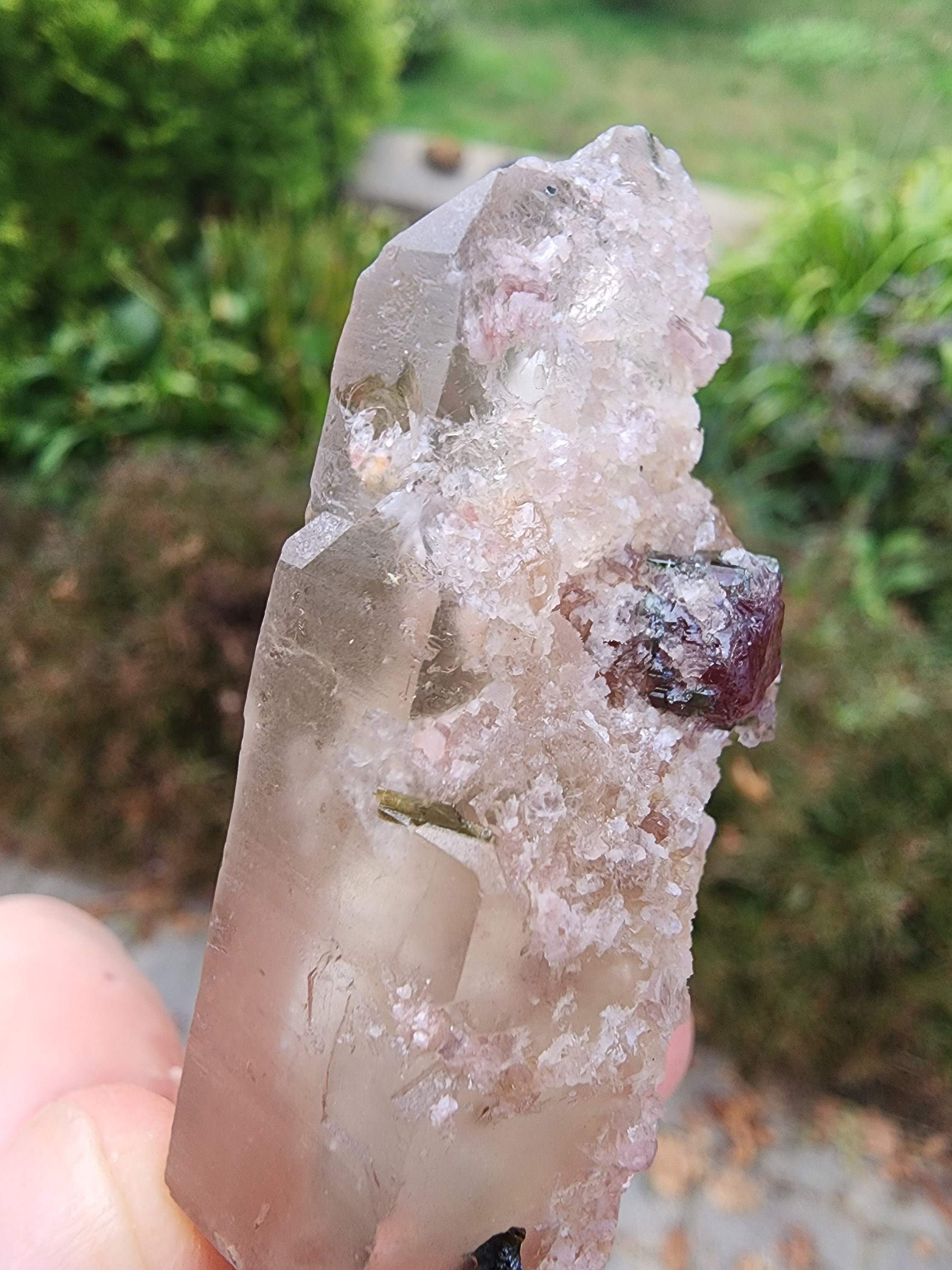 ブラジル、ミナスジェライス産のクォーツ入りウォーターメロン