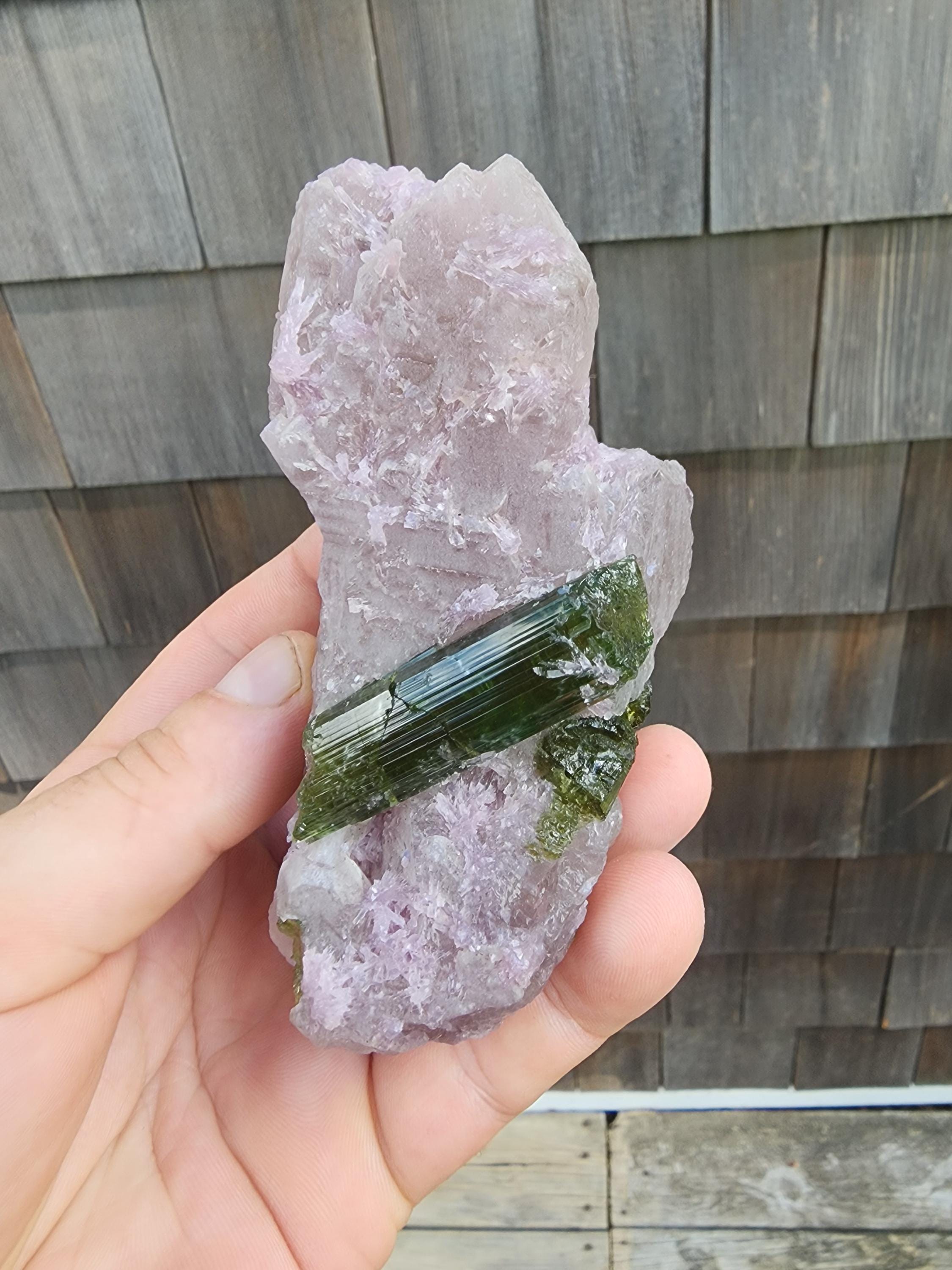 ブラジル、ミナスジェライス産のクォーツ入りウォーターメロン