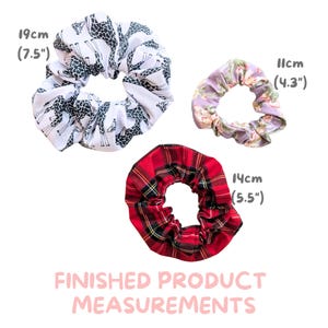 Puede incluir: Se muestran tres coleteros de tela. Uno es blanco con estampado de jirafa negra (19 cm), otro es floral (11 cm) y el tercero es de cuadros rojos (14 cm). El texto "FINISHED PRODUCT MEASUREMENTS" est&aacute; en la parte inferior.