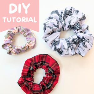 Könnte beinhalten: Ein DIY-Tutorial-Bild mit drei Stoff-Haargummis. Eines ist lavendelfarben mit Blumenmuster, ein anderes ist weiß mit schwarzem Giraffenmuster und das letzte ist rot kariert. Der Text "DIY TUTORIAL" befindet sich oben links.
