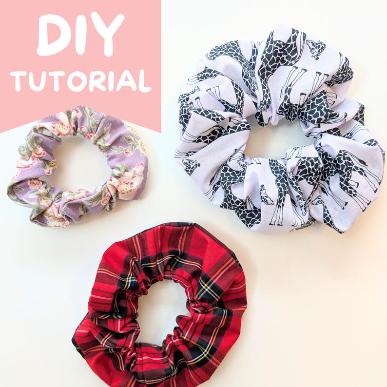Puede incluir: Imagen de un tutorial de bricolaje con tres coleteros de tela. Uno es lavanda con un estampado floral, otro es blanco con estampado de jirafas negras y el &uacute;ltimo es de cuadros rojos. El texto "DIY TUTORIAL" est&aacute; en la esquina superior izquierda.