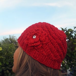 Gorro Rojo Espiral Brillante con Flor