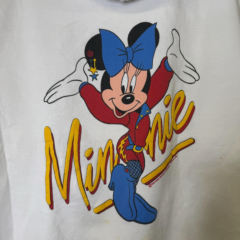 Puede incluir: Un juego de tres tazas de cer&aacute;mica con un acabado mate moteado. Cada taza presenta un color diferente: azul claro, crema y gris. Las tazas tienen un dise&ntilde;o simple y moderno y un asa c&oacute;moda.