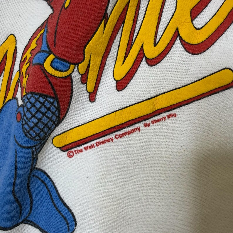 Puede incluir: Un juego de tres cuencos de cer&aacute;mica anidados en tonos azules, verdes y blancos. Los cuencos presentan un esmalte moteado y un dise&ntilde;o sencillo y moderno. El cuenco m&aacute;s grande mide unos 20 cm de di&aacute;metro.