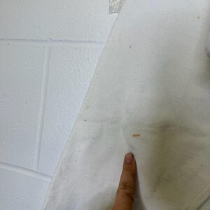 Puede incluir: Una taza de cer&aacute;mica blanca con un asa negra y el texto "But First, Coffee" en negro, con una fuente de estilo manuscrito. La taza est&aacute; sobre una superficie blanca.