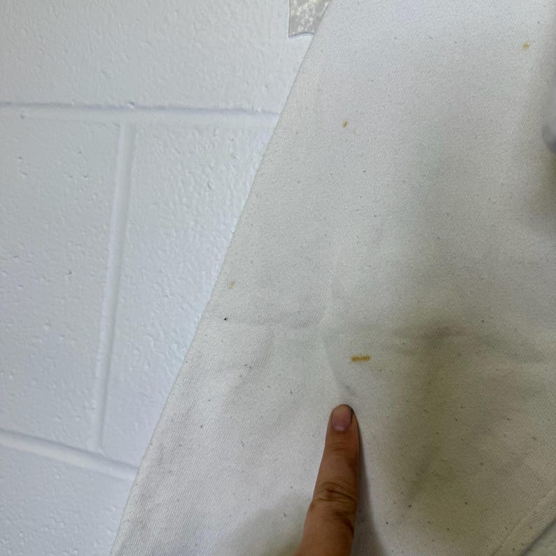 Puede incluir: Una taza de cer&aacute;mica blanca con un asa negra y el texto "But First, Coffee" en negro, con una fuente de estilo manuscrito. La taza est&aacute; sobre una superficie blanca.