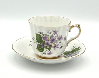 Nostalgische Vintage-Teetasse von Windsor mit zarten Clematis-Blüten