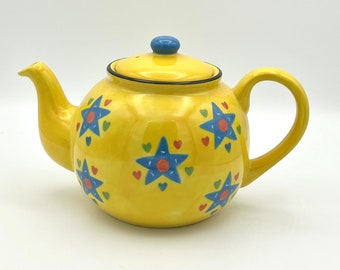 Große Vintage-Teekanne im fröhlichen Gelb und blauen Sternen von Wittard of Chelsea - handbemalt