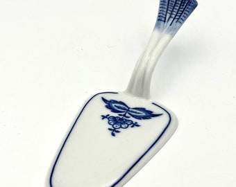 Ceramic cake server in blue and white - Vintage