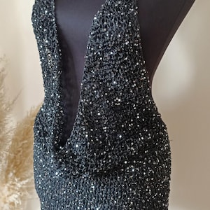 Minivestido negro brillante con lentejuelas plateadas y cuello vuelto – Vestido de fiesta con detalle plateado en el cuello – Atuendo para festivales – Colores personalizados disponibles