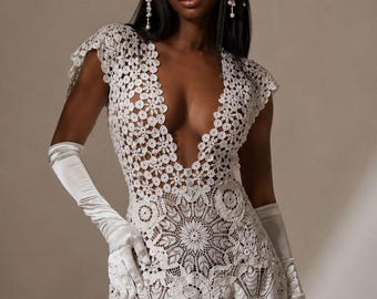 Sukienka z koronki w stylu vintage, ręcznie robiona – jedyna w swoim rodzaju biała koronkowa sukienka mini, sukienka z serwetką z kolekcji Heirloom – narzutka ślubna w stylu boho