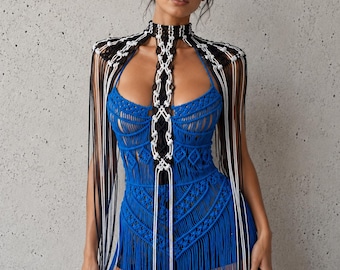Sukienka Caresha w kolorze niebiesko-biało-makramowym, mini sukienka z frędzlami, sukienka z frędzlami na festiwal, ręcznie robiona sukienka boho na szydełku, wyrazista sukienka na plażową imprezę