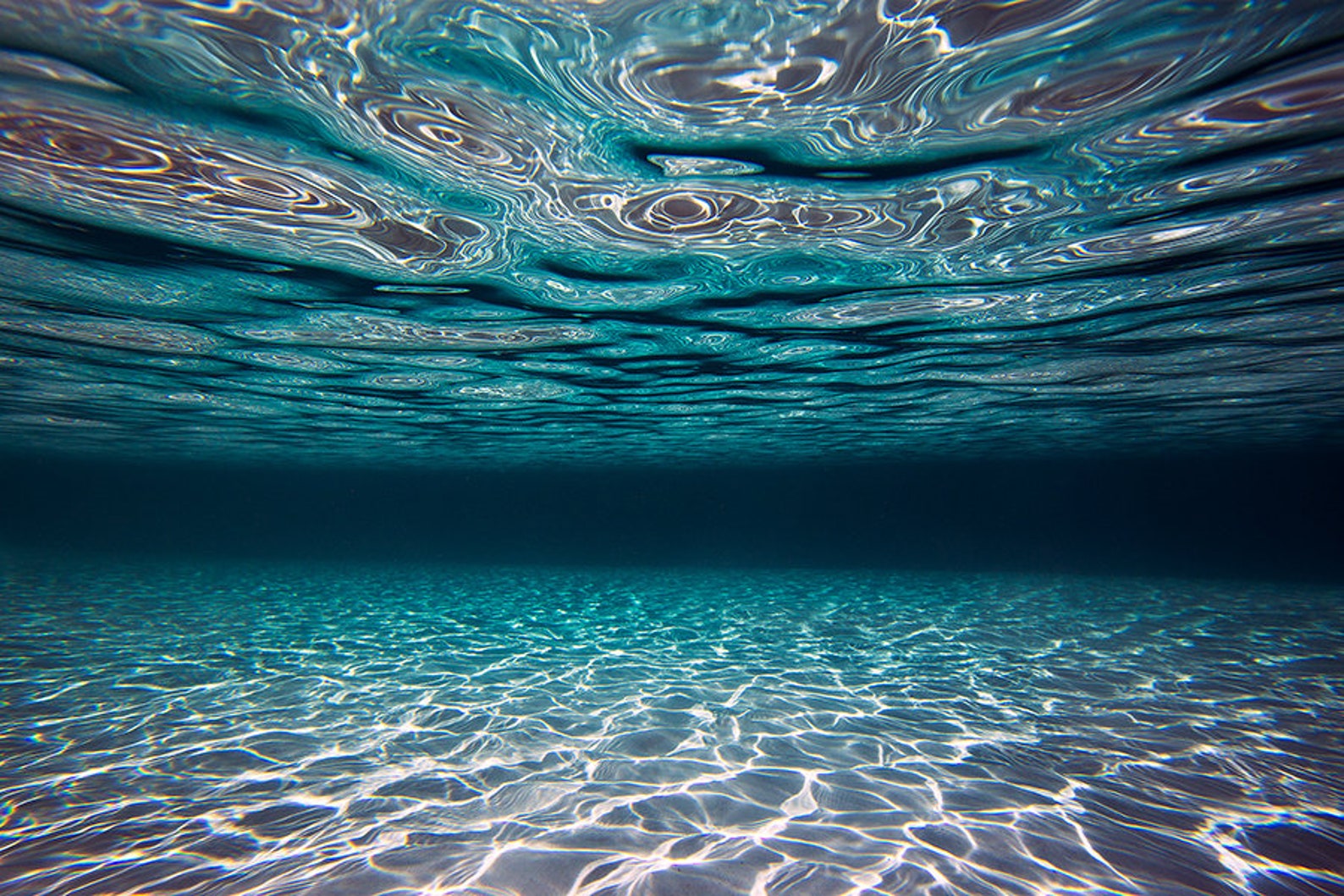 В современном обществе целый океан. Океан внутри. Прозрачная вода в океане. Снимки внутри океанов. Океан внутри фото.
