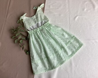 Sommerkleid in Mintfarbe Gr. 104  Blumenkind Kleid  Festliches Kleid