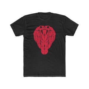 Puede incluir: Camiseta negra con un gráfico de cobra roja. La serpiente está estilizada con un patrón geométrico.
