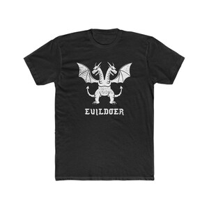 Puede incluir: Camiseta negra con un gráfico blanco de un dragón de dos cabezas con el texto "EVILDOER" debajo.