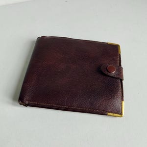portefeuille classique vintage en cuir pour homme marron avec fermoir bouton 1960