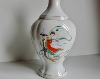 Chinese vase Hong Mei Oriental Folk art Made in Liaoning. 1980s.