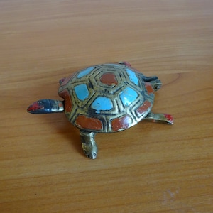 Cenicero con forma de tortuga de latón pintado a mano, 1970