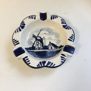 Holenderska Delfts ceramiczna popielniczka tradycyjna ręcznie malowana 11 x 11 cm 1970